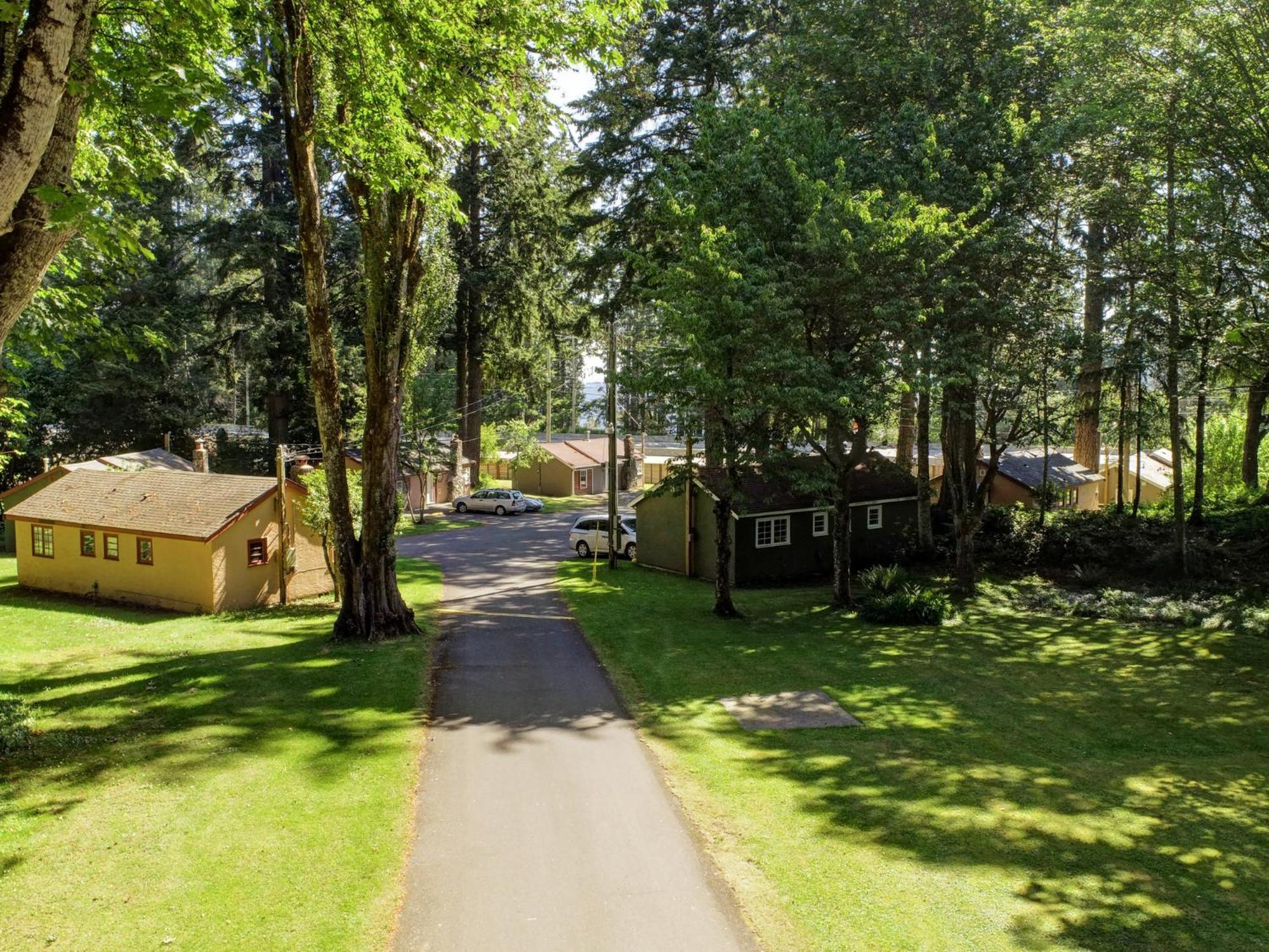 Malahat Bungalows Motel Exteriör bild